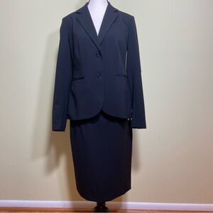 Larry Levine Women's Black Blazer and Skirt Set Business Suit size 8